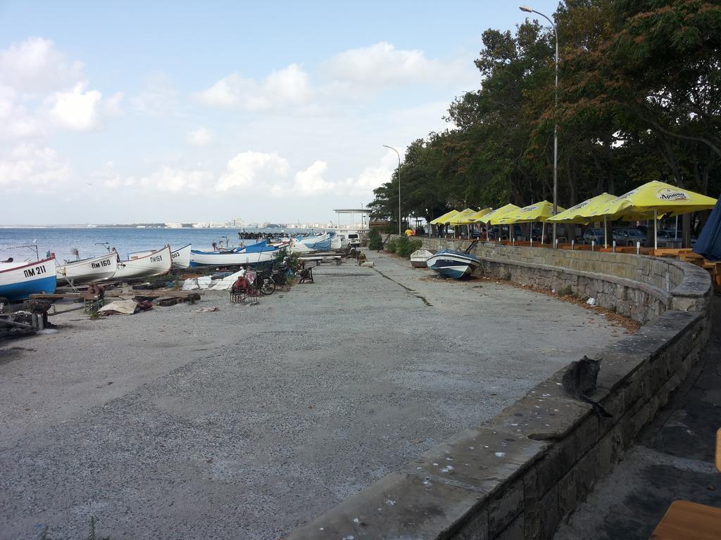 Апартаменти И Стаи За Гости Анхиало Pomorie Exteriör bild